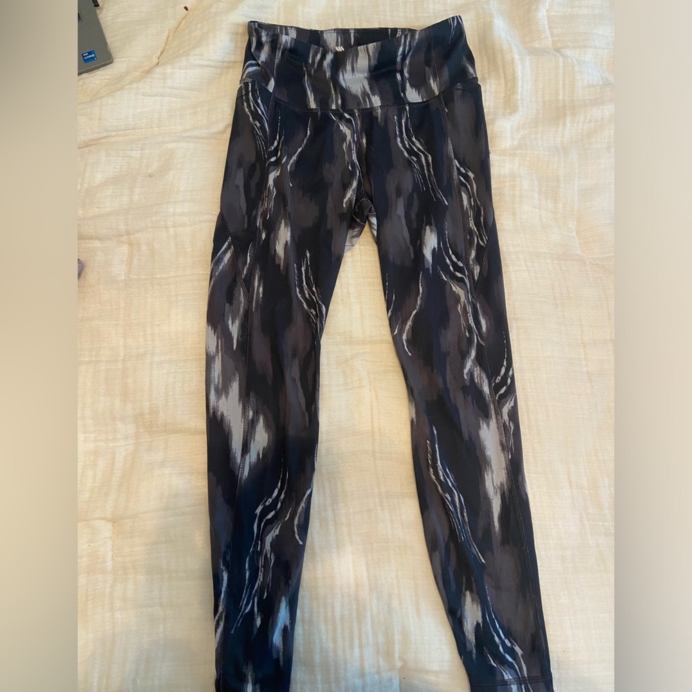 ALL IN MOTION marble print with pockets leggings size medium
